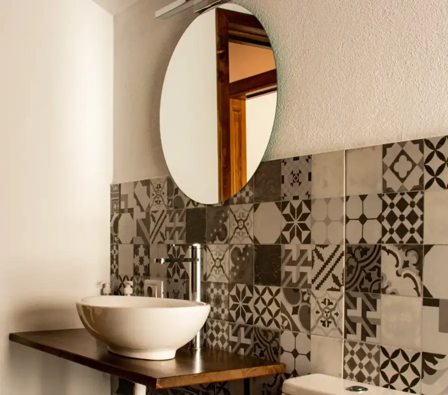 Baie cu faianță decorativă în apartament