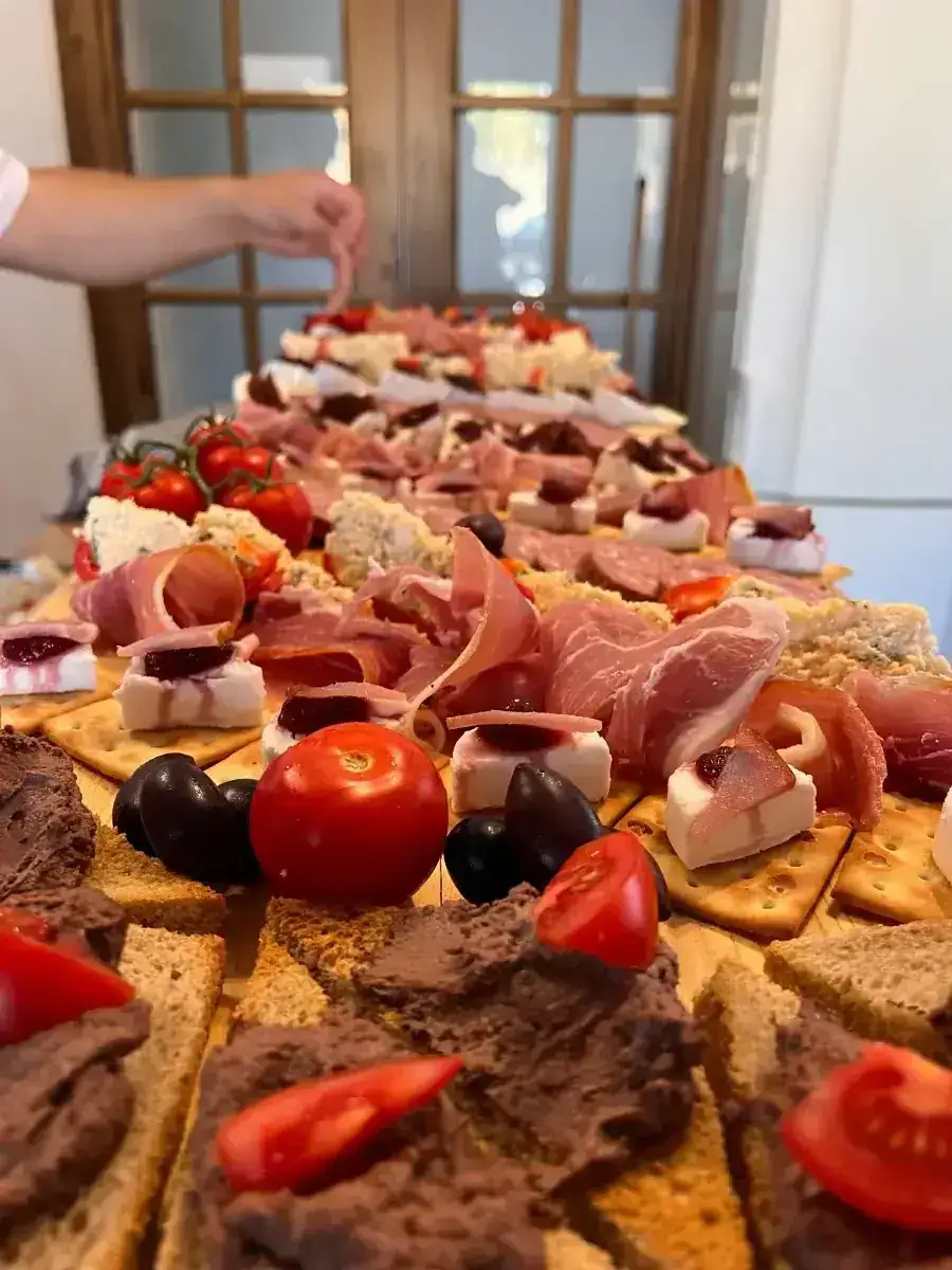 Platou aperitiv cu mezeluri și roșii
